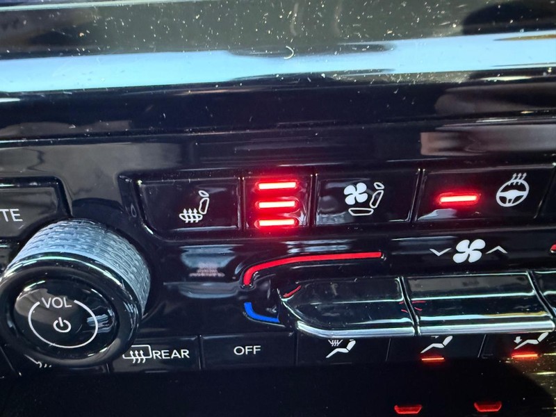 Jeep Grand Cherokee Vehicle Full-screen Gallery Image 24