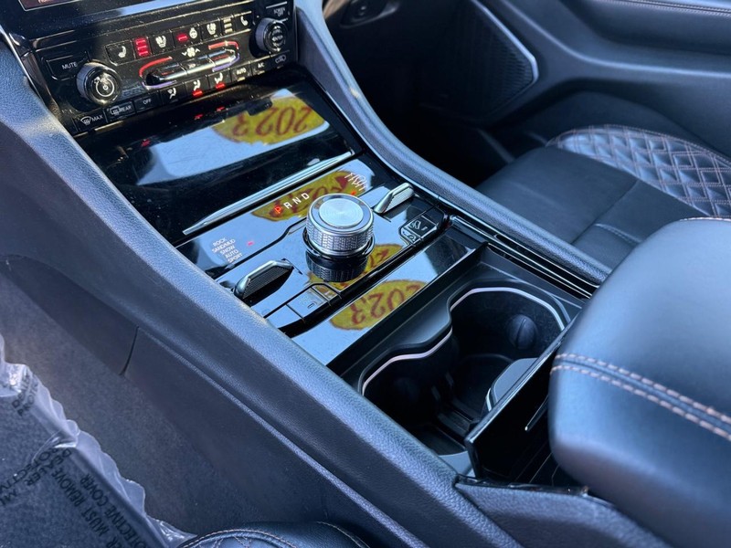 Jeep Grand Cherokee Vehicle Full-screen Gallery Image 28