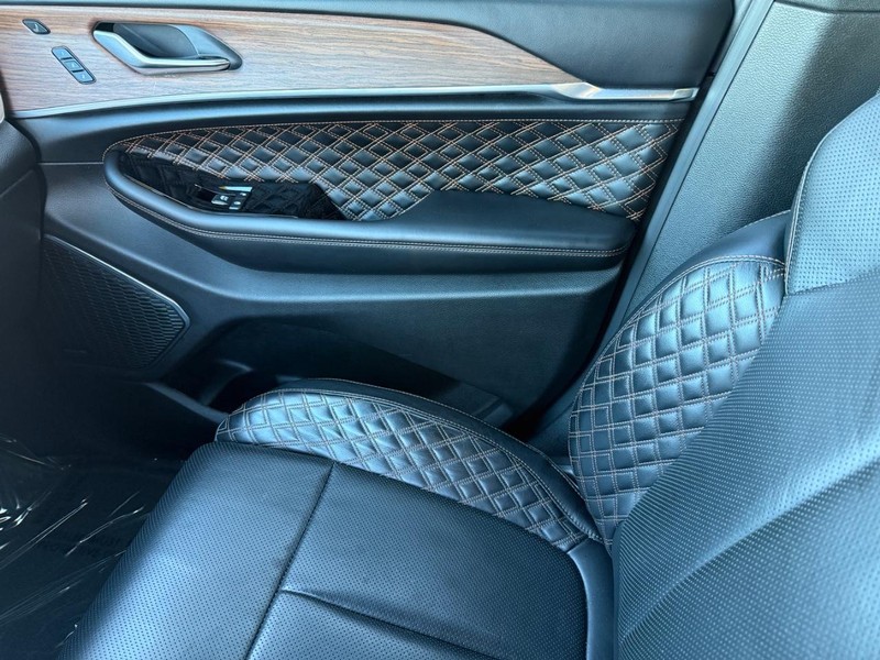 Jeep Grand Cherokee Vehicle Full-screen Gallery Image 29