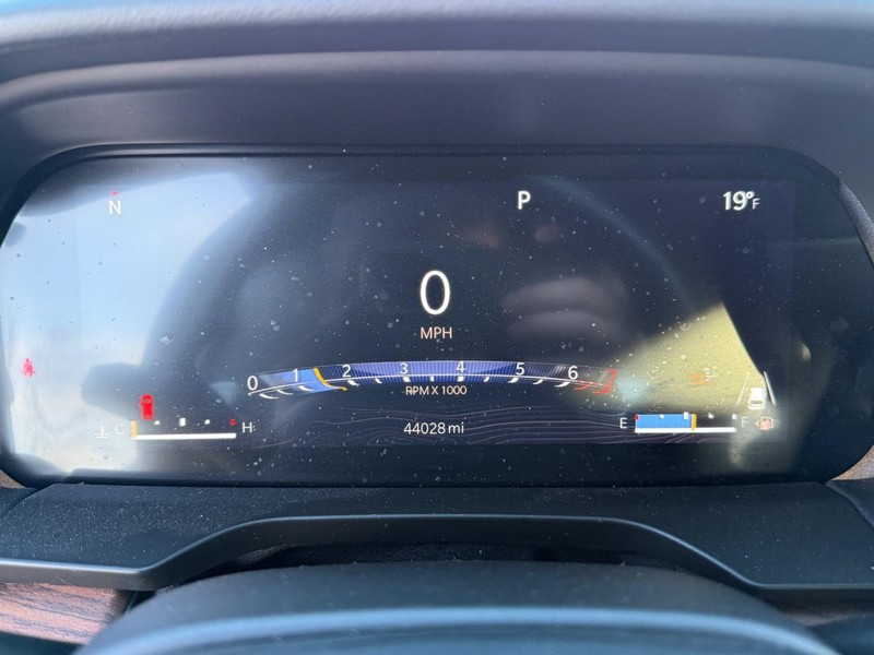 Jeep Grand Cherokee Vehicle Full-screen Gallery Image 31