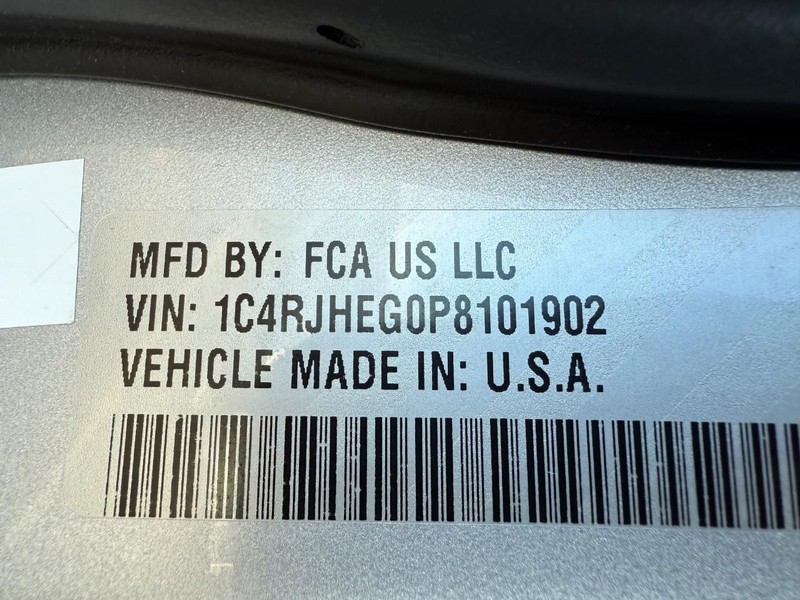 Jeep Grand Cherokee Vehicle Full-screen Gallery Image 34