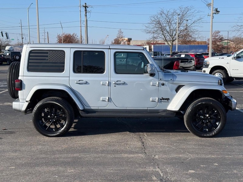 Jeep Wrangler Vehicle Full-screen Gallery Image 2