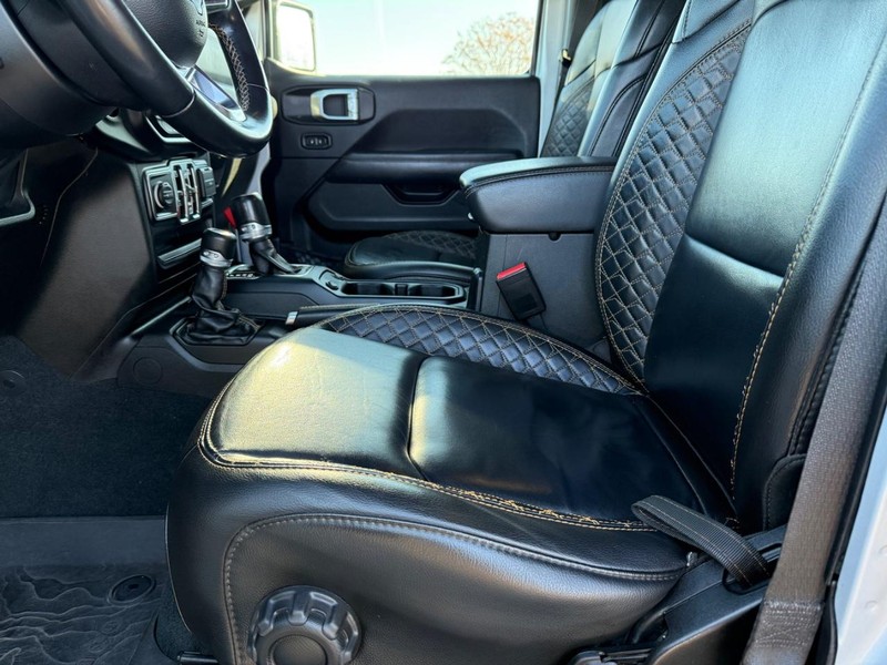 Jeep Wrangler Vehicle Full-screen Gallery Image 17