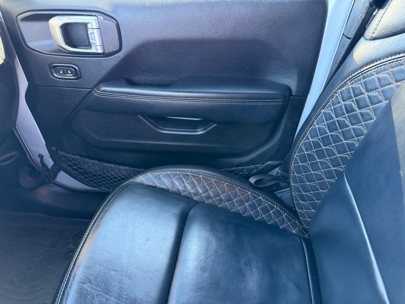 Jeep Wrangler Vehicle Full-screen Gallery Image 26