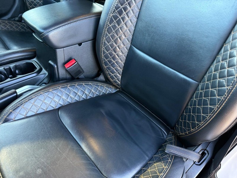 Jeep Wrangler Vehicle Full-screen Gallery Image 29