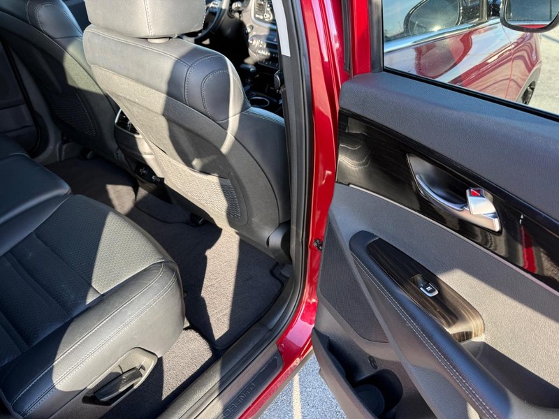 Kia Sorento Vehicle Full-screen Gallery Image 12