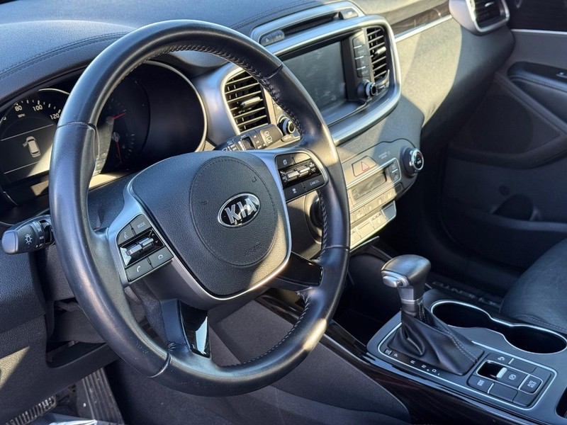 Kia Sorento Vehicle Full-screen Gallery Image 19