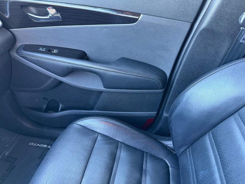 Kia Sorento Vehicle Full-screen Gallery Image 28