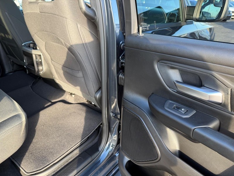 Ram 1500 Vehicle Full-screen Gallery Image 11