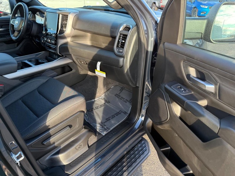 Ram 1500 Vehicle Full-screen Gallery Image 14