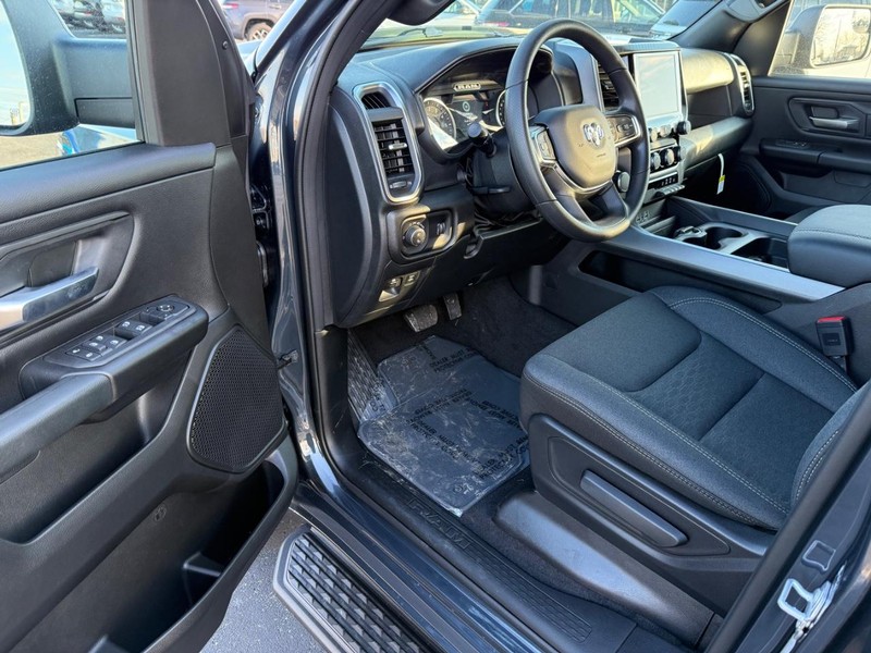 Ram 1500 Vehicle Full-screen Gallery Image 16