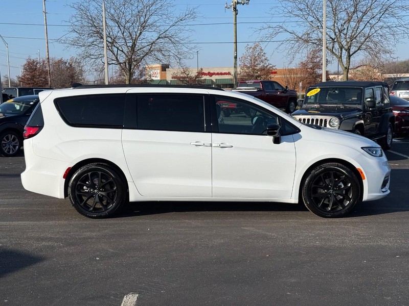 Chrysler Pacifica Vehicle Full-screen Gallery Image 2