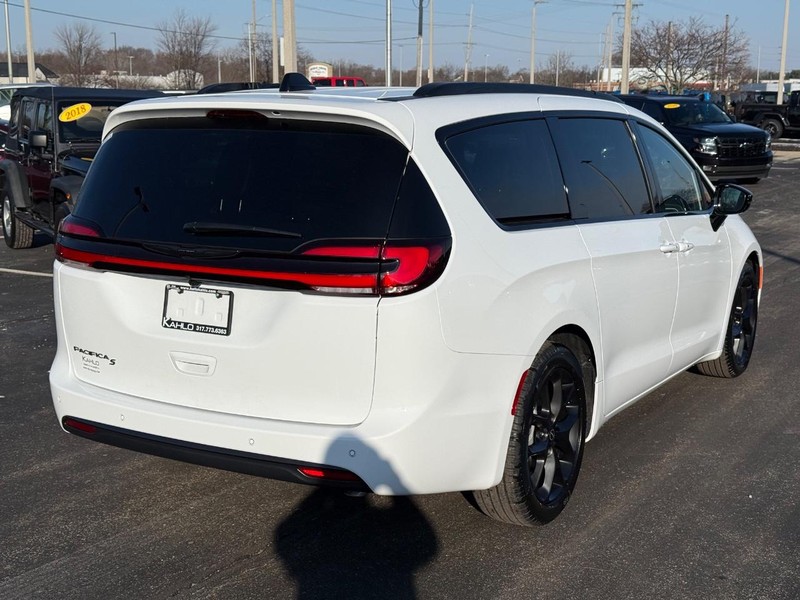 Chrysler Pacifica Vehicle Full-screen Gallery Image 3