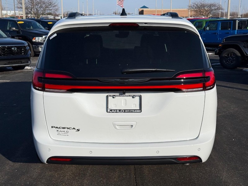 Chrysler Pacifica Vehicle Full-screen Gallery Image 4