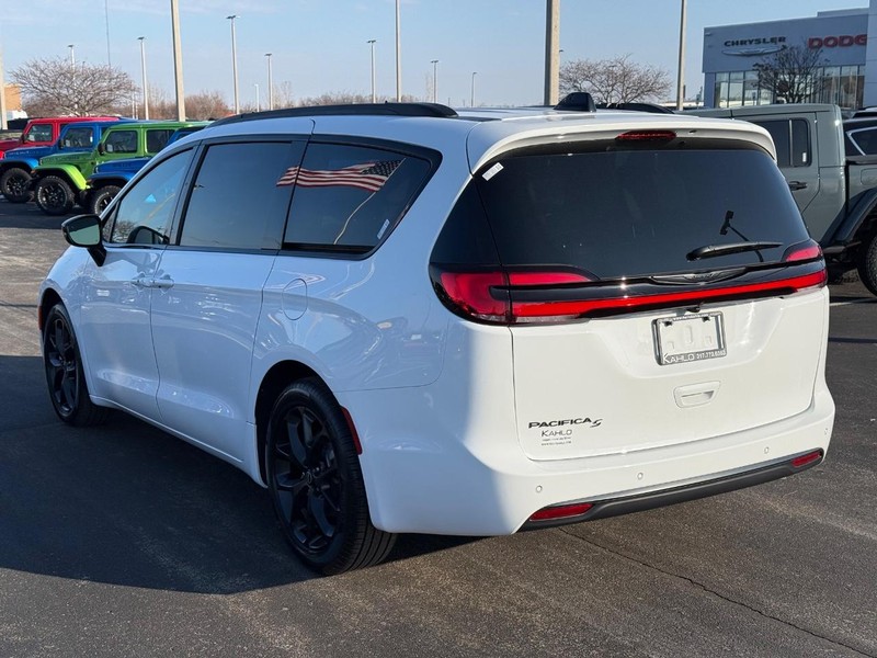 Chrysler Pacifica Vehicle Full-screen Gallery Image 5