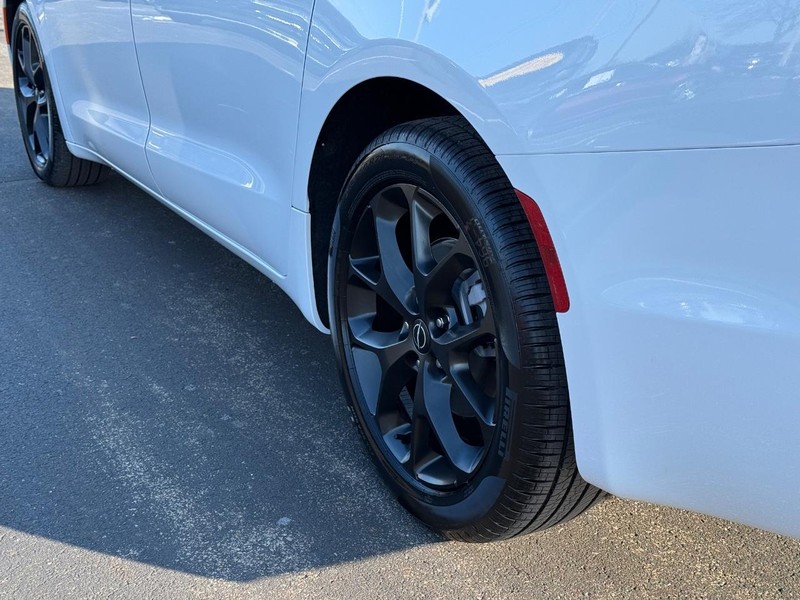 Chrysler Pacifica Vehicle Full-screen Gallery Image 6