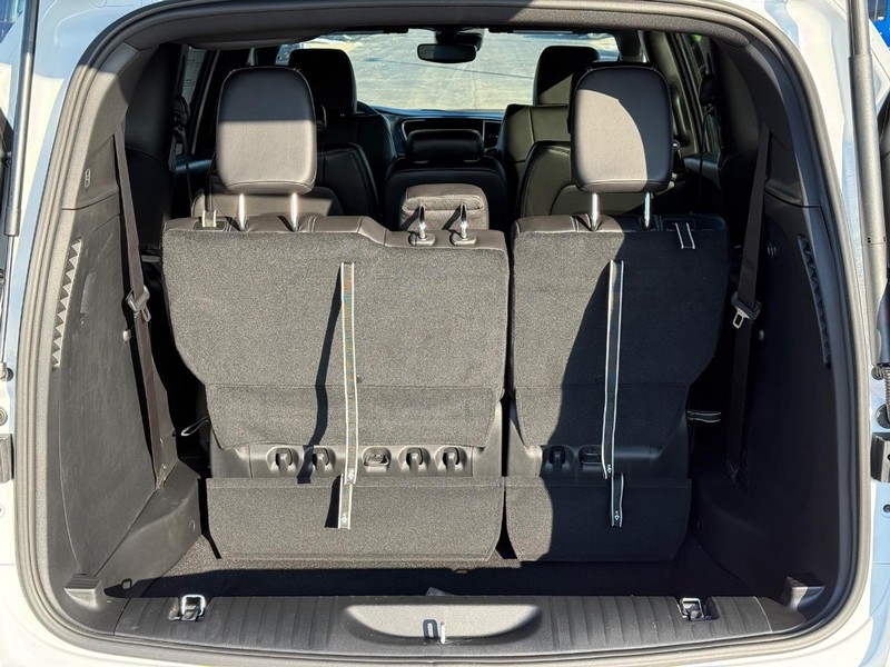 Chrysler Pacifica Vehicle Full-screen Gallery Image 7