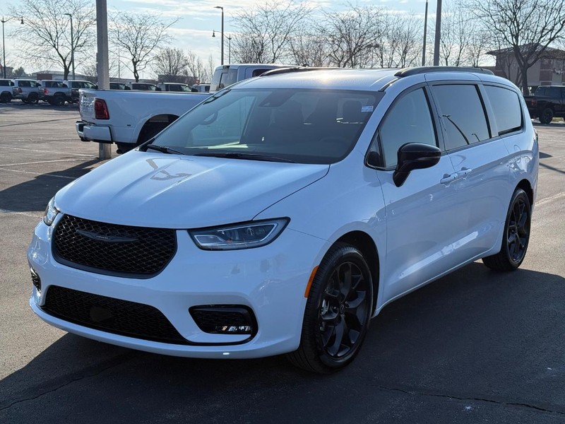 Chrysler Pacifica Vehicle Full-screen Gallery Image 9