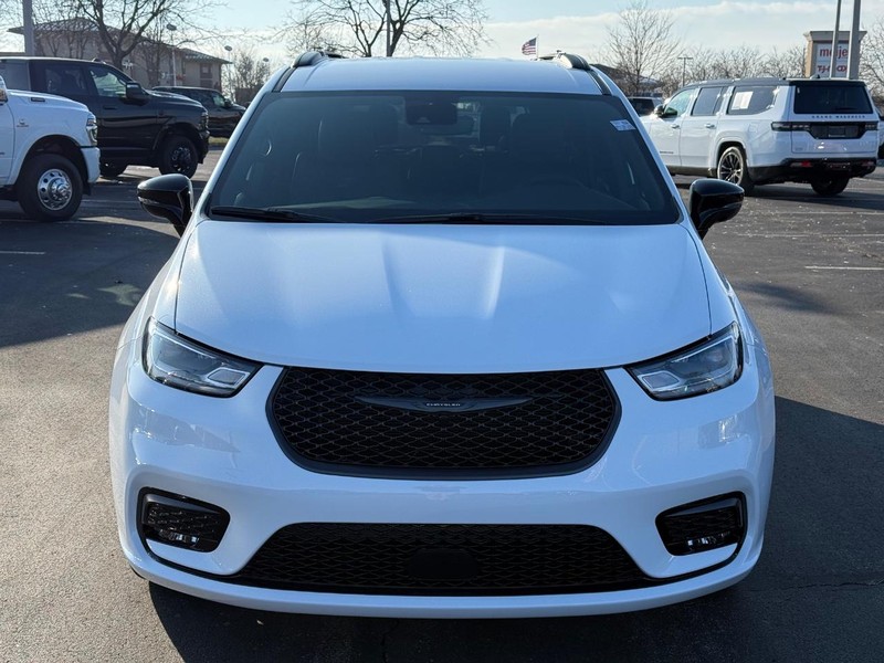 Chrysler Pacifica Vehicle Full-screen Gallery Image 10