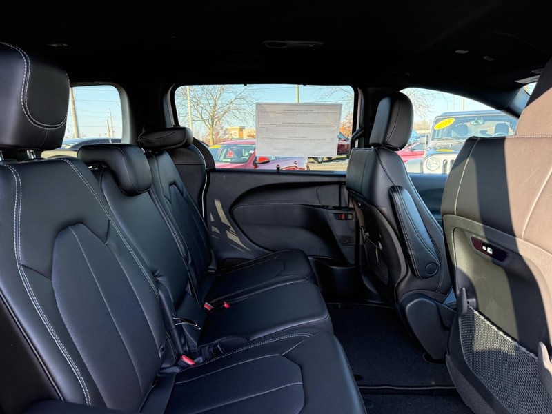 Chrysler Pacifica Vehicle Full-screen Gallery Image 11