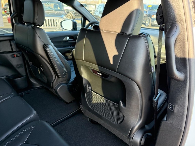 Chrysler Pacifica Vehicle Full-screen Gallery Image 12