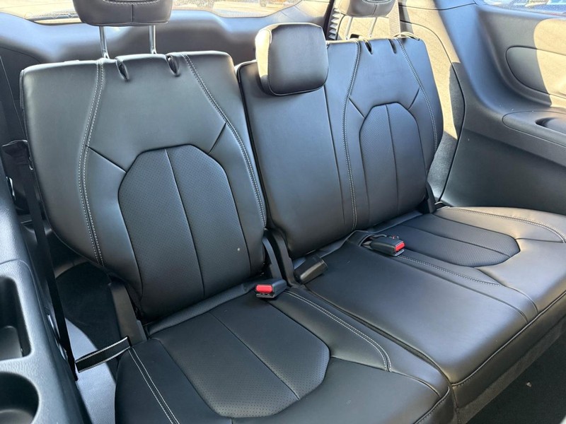 Chrysler Pacifica Vehicle Full-screen Gallery Image 13