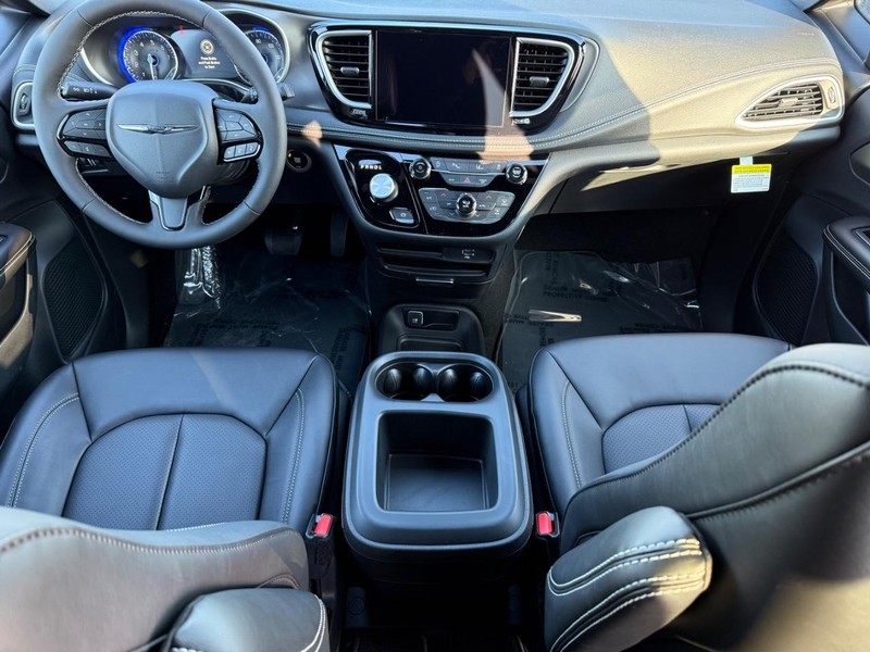 Chrysler Pacifica Vehicle Full-screen Gallery Image 14