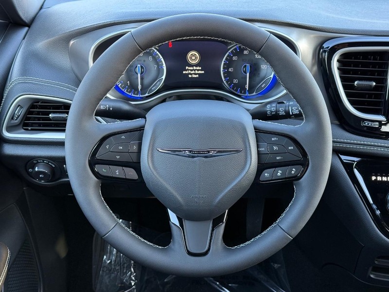 Chrysler Pacifica Vehicle Full-screen Gallery Image 15