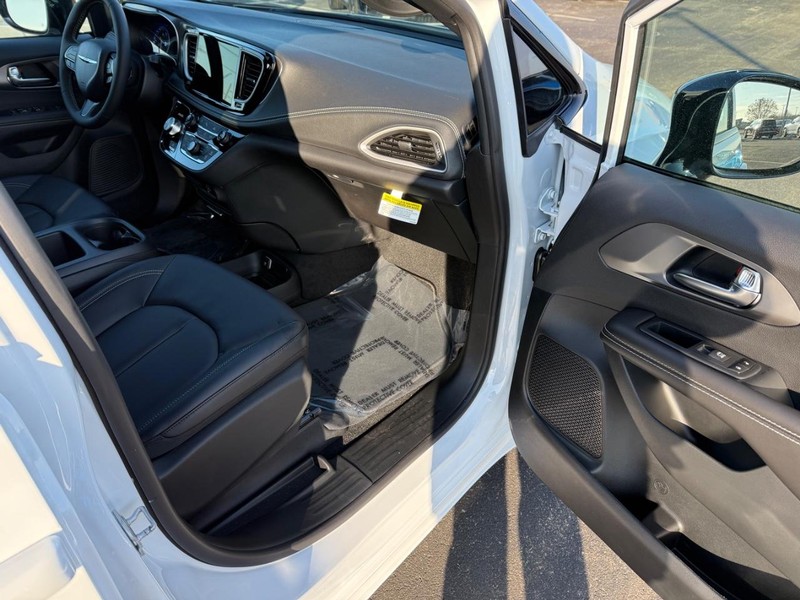 Chrysler Pacifica Vehicle Full-screen Gallery Image 16