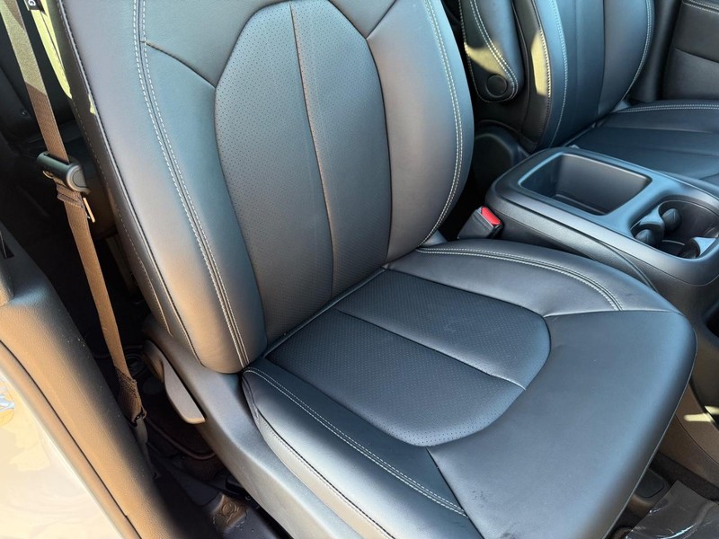 Chrysler Pacifica Vehicle Full-screen Gallery Image 17