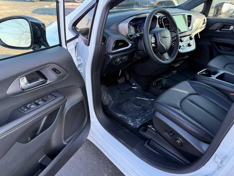 Chrysler Pacifica Vehicle Full-screen Gallery Image 18