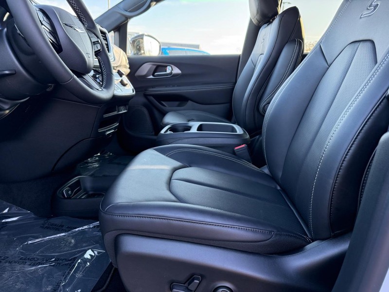 Chrysler Pacifica Vehicle Full-screen Gallery Image 19