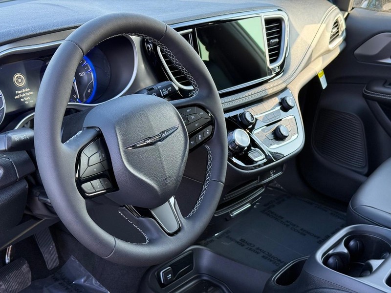 Chrysler Pacifica Vehicle Full-screen Gallery Image 20