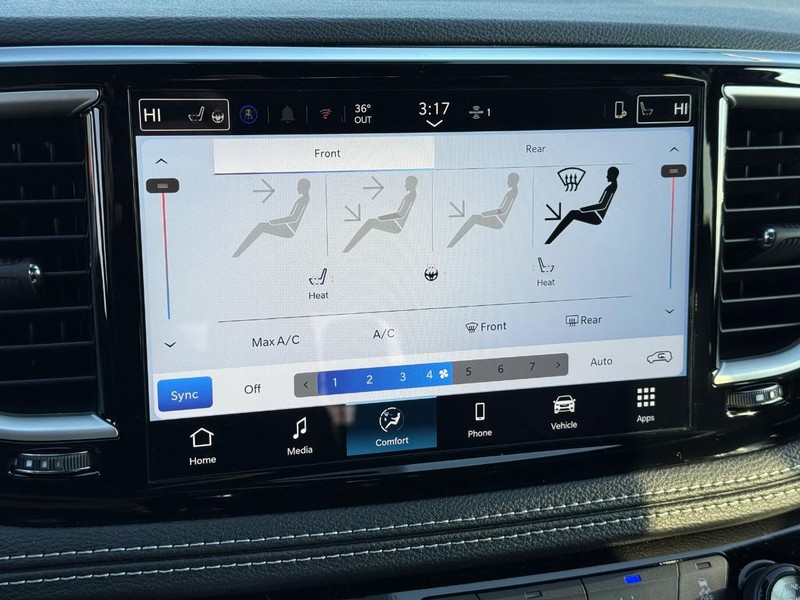 Chrysler Pacifica Vehicle Full-screen Gallery Image 24