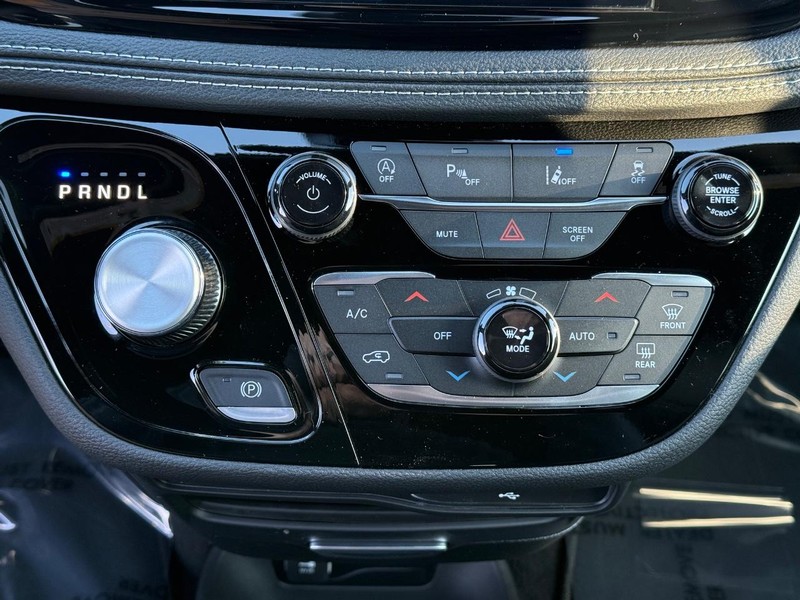 Chrysler Pacifica Vehicle Full-screen Gallery Image 26