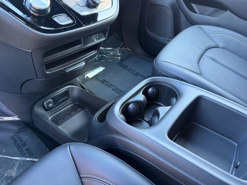 Chrysler Pacifica Vehicle Full-screen Gallery Image 27