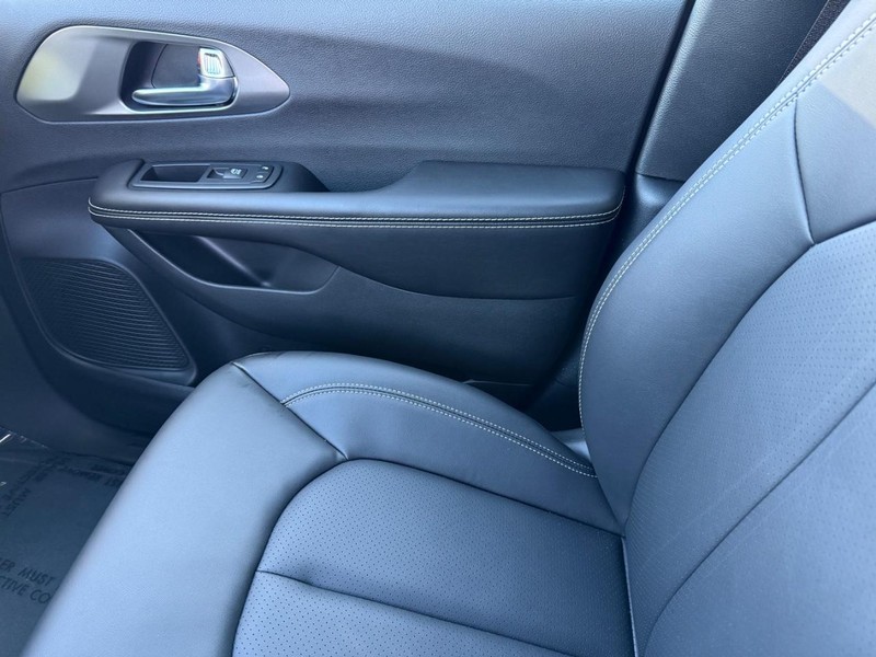 Chrysler Pacifica Vehicle Full-screen Gallery Image 28