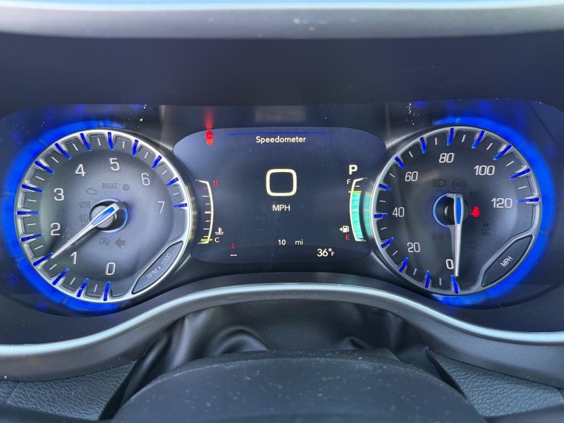 Chrysler Pacifica Vehicle Full-screen Gallery Image 29