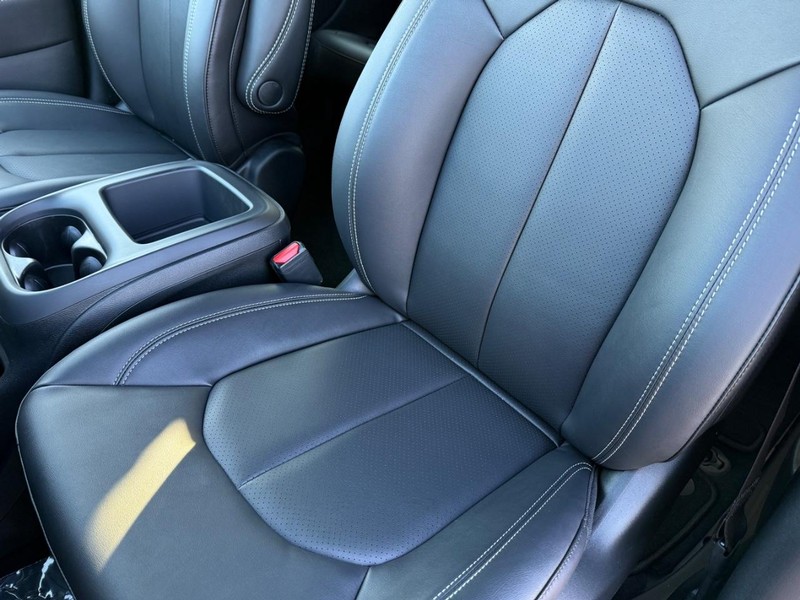 Chrysler Pacifica Vehicle Full-screen Gallery Image 31