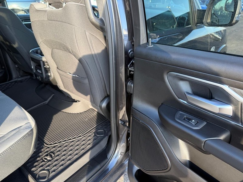 Ram 1500 Vehicle Full-screen Gallery Image 11