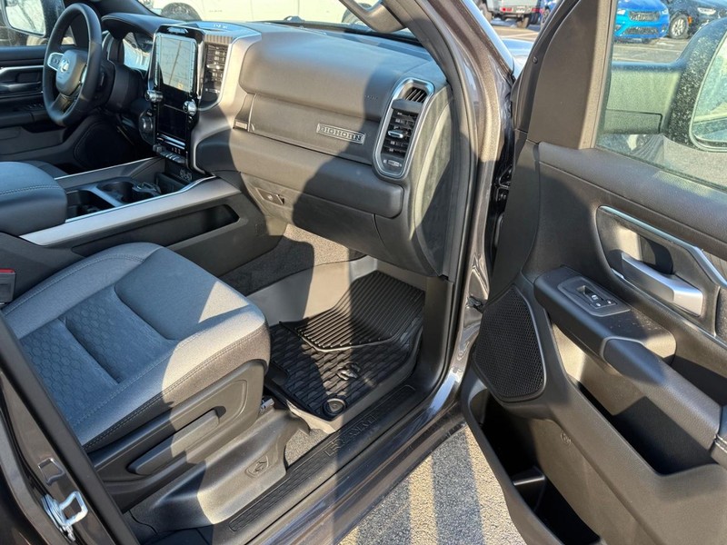 Ram 1500 Vehicle Full-screen Gallery Image 14