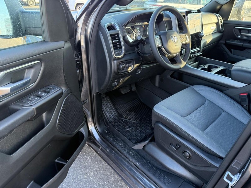 Ram 1500 Vehicle Full-screen Gallery Image 16