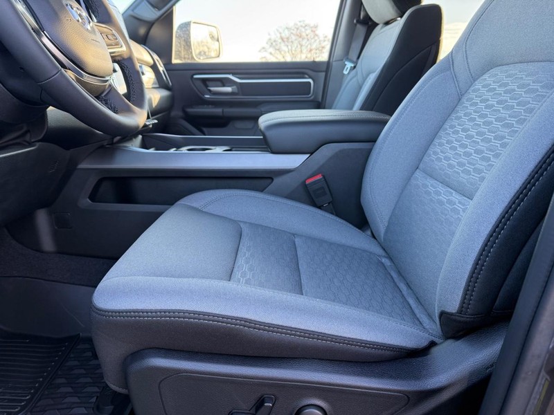 Ram 1500 Vehicle Full-screen Gallery Image 17