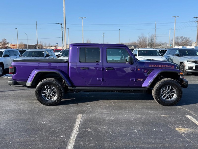 Jeep Gladiator Vehicle Full-screen Gallery Image 2