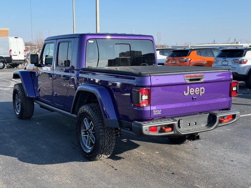 Jeep Gladiator Vehicle Full-screen Gallery Image 5
