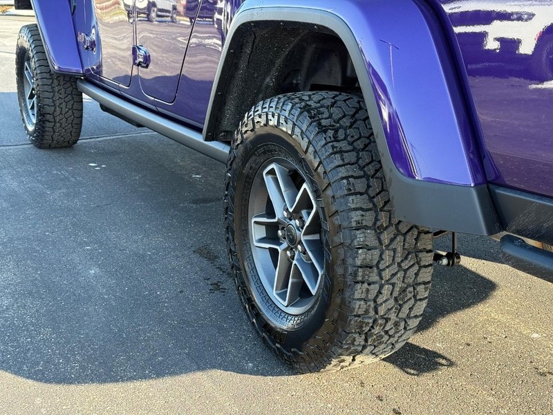 Jeep Gladiator Vehicle Full-screen Gallery Image 6