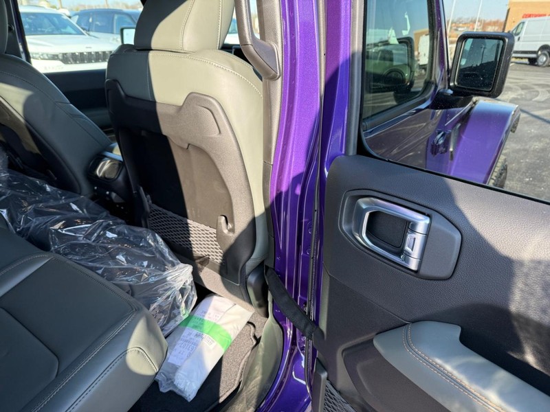 Jeep Gladiator Vehicle Full-screen Gallery Image 11