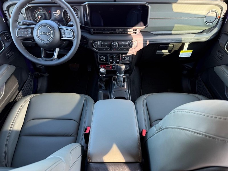 Jeep Gladiator Vehicle Full-screen Gallery Image 12