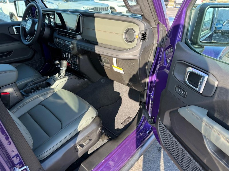 Jeep Gladiator Vehicle Full-screen Gallery Image 14