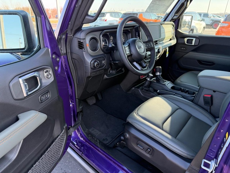 Jeep Gladiator Vehicle Full-screen Gallery Image 16